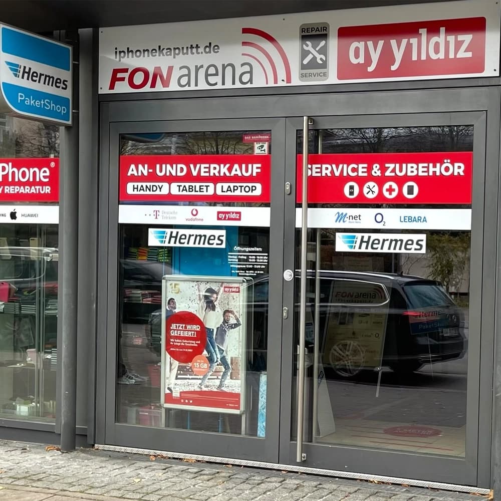 Illustrative Aufnahme eines Technikers bei der Arbeit am Werkstattmikroskop