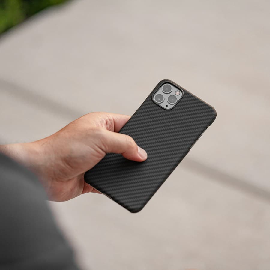 iPhone mit schwarzer Schutzhülle in Carbon-Optik