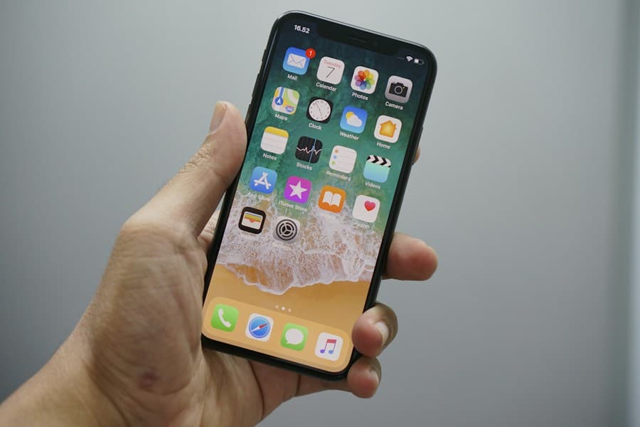 Ein iPhone mit eingeschaltetem Display in der Hand